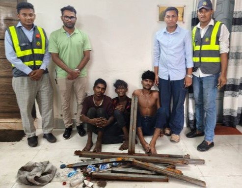 চট্টগ্রামে ফ্লাইওভার থেকে নাট-বল্টু ও লোহা চুরির সময় আটক ৩