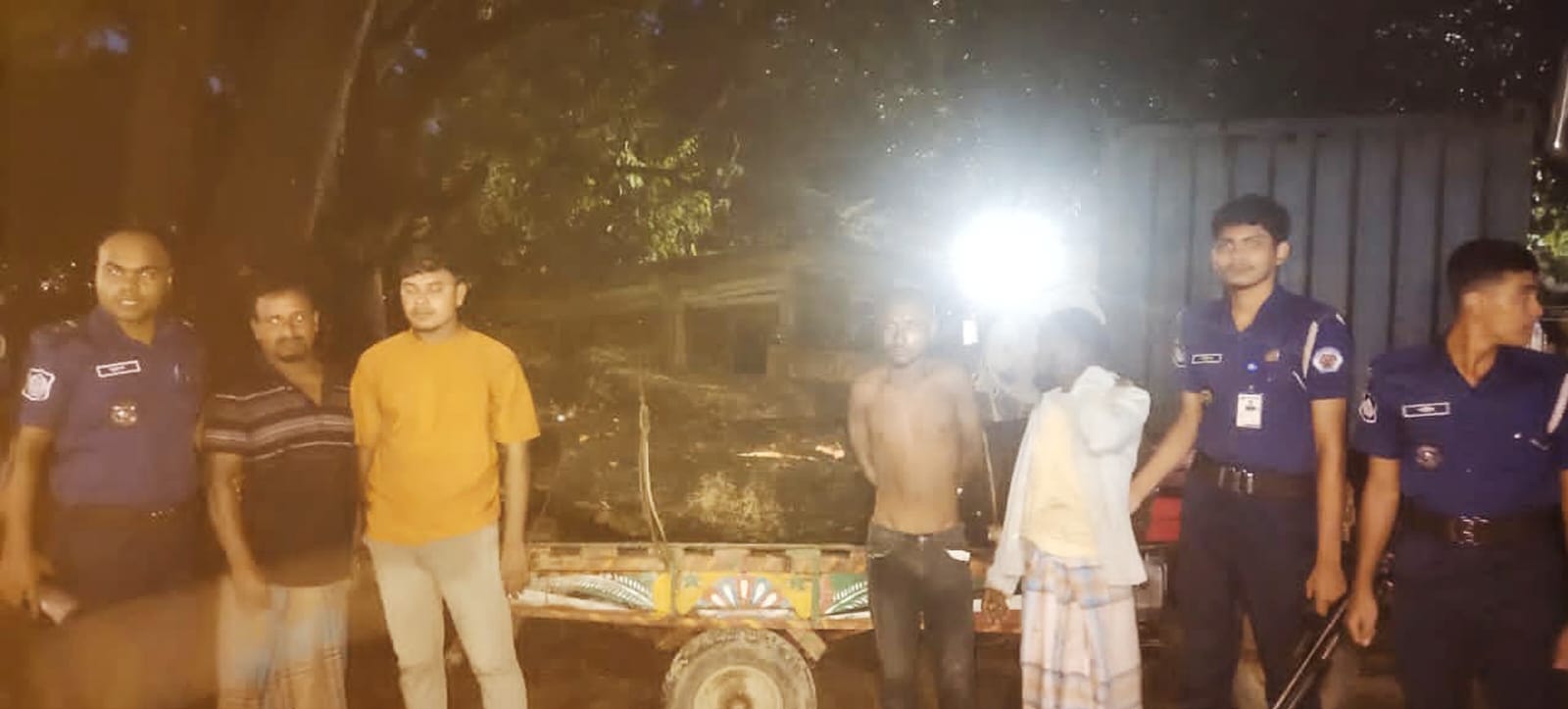 কেইপিজেডে পাহাড়ে গাছ কেটে নিয়ে যাওয়ার সময় চোর গ্রেপ্তার