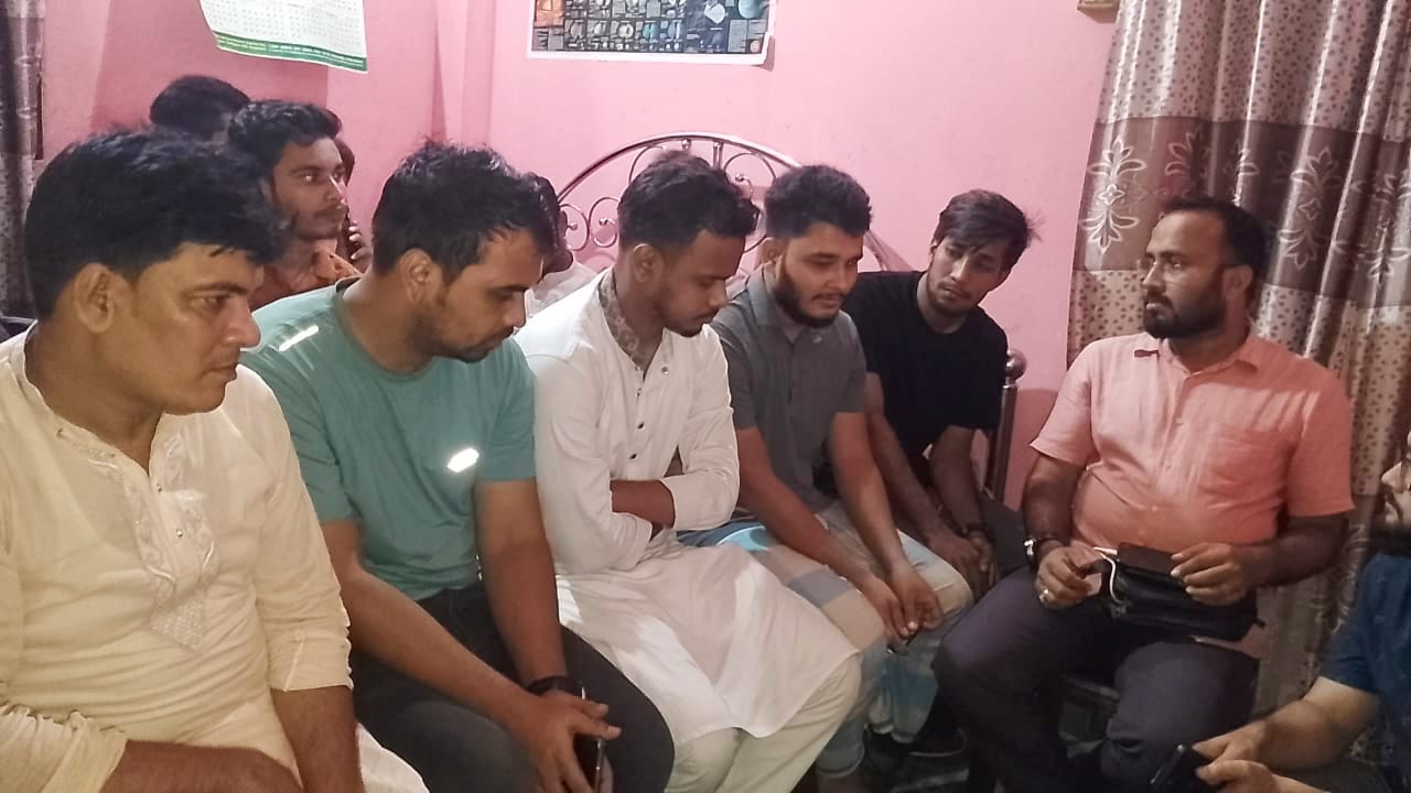 আনোয়ারায় আহত শিবির নেতাকে দেখতে গেলেন এনসিপি নেতা