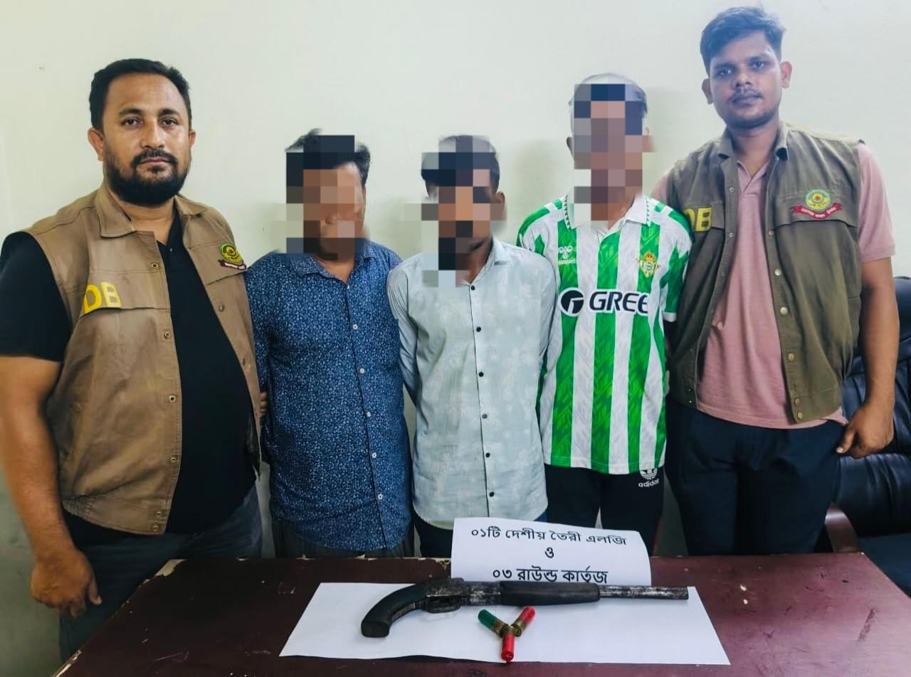 চট্টগ্রামে ডিবি পুলিশের অভিযানে আগ্নেয়াস্ত্র উদ্ধার, অস্ত্র বিক্রেতা চক্রের ৩ সদস্য গ্রেপ্তার