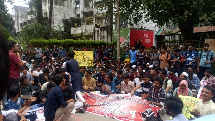 চবিতে শতভাগ আবাসনের দাবিতে শিক্ষার্থীদের বিক্ষোভ
