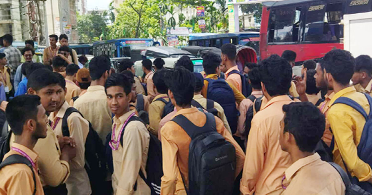 বিএসসি প্রকৌশলীদের ৩ দফার প্রতিবাদে চট্টগ্রামে কারিগরি শিক্ষার্থীদের বিক্ষোভ 