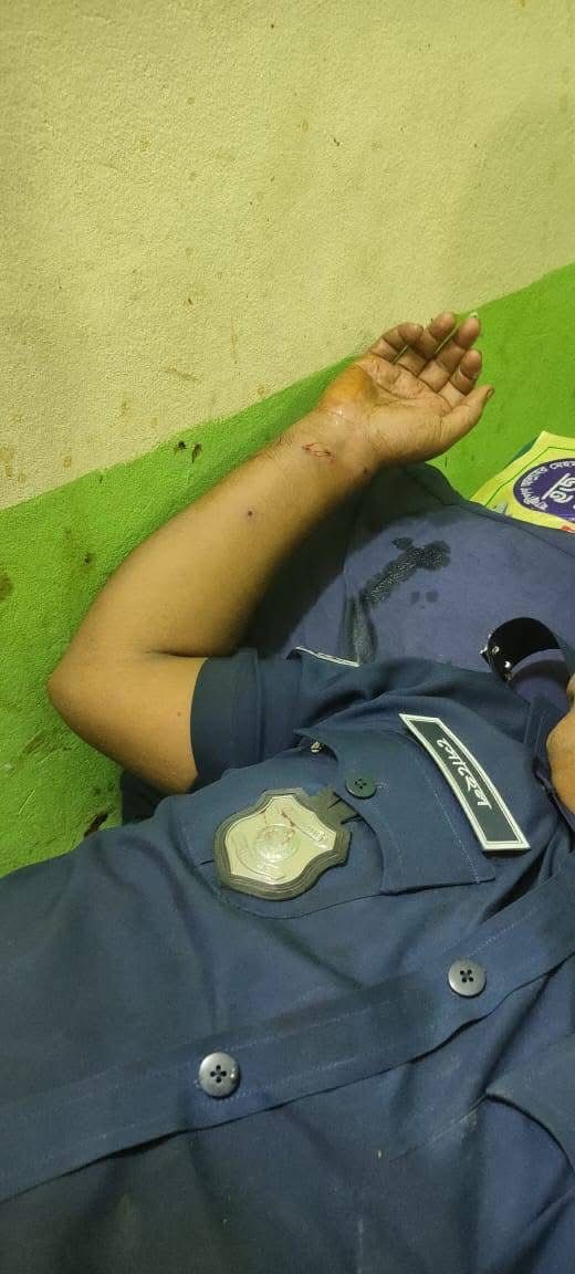 মহেশখালীতে ডিউটিরত পুলিশের ওপর সন্ত্রাসীদের গুলি, এসআইসহ দুইজন আহত
