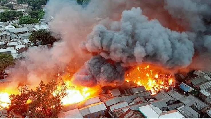 মহাখালী বস্তিতে ভয়াবহ আগুন, হতাহতের কোনো খবর নেই