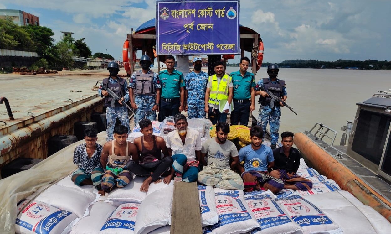 পতেঙ্গায় কোস্টগার্ডের অভিযানে ৭ পাচারকারী আটক, কার্গোবোট জব্দ
