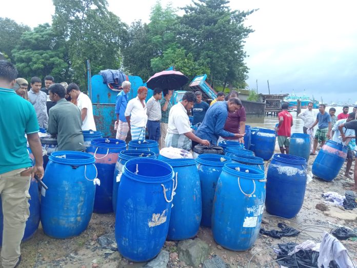 কর্ণফুলীতে ৪৭ ড্রাম বাগদা চিংড়ির পোনা জব্দ