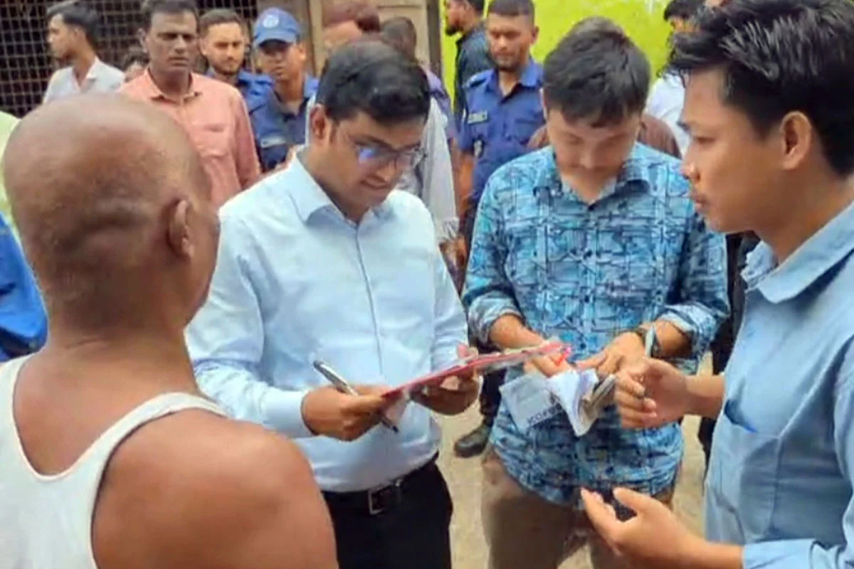 খাগড়াছড়িতে অবৈধ দোকান উচ্ছেদ, তিন ব্যবসায়ীকে জরিমানা