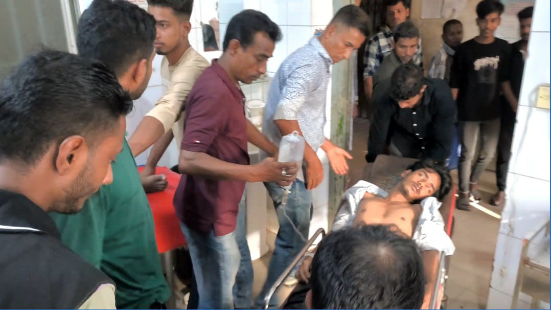 ফটিকছড়িতে ভয়াবহ সড়ক দুর্ঘটনা, দুই মোটরসাইকেলের মুখোমুখি সংঘর্ষে গুরুতর আহত ৪ যুবক