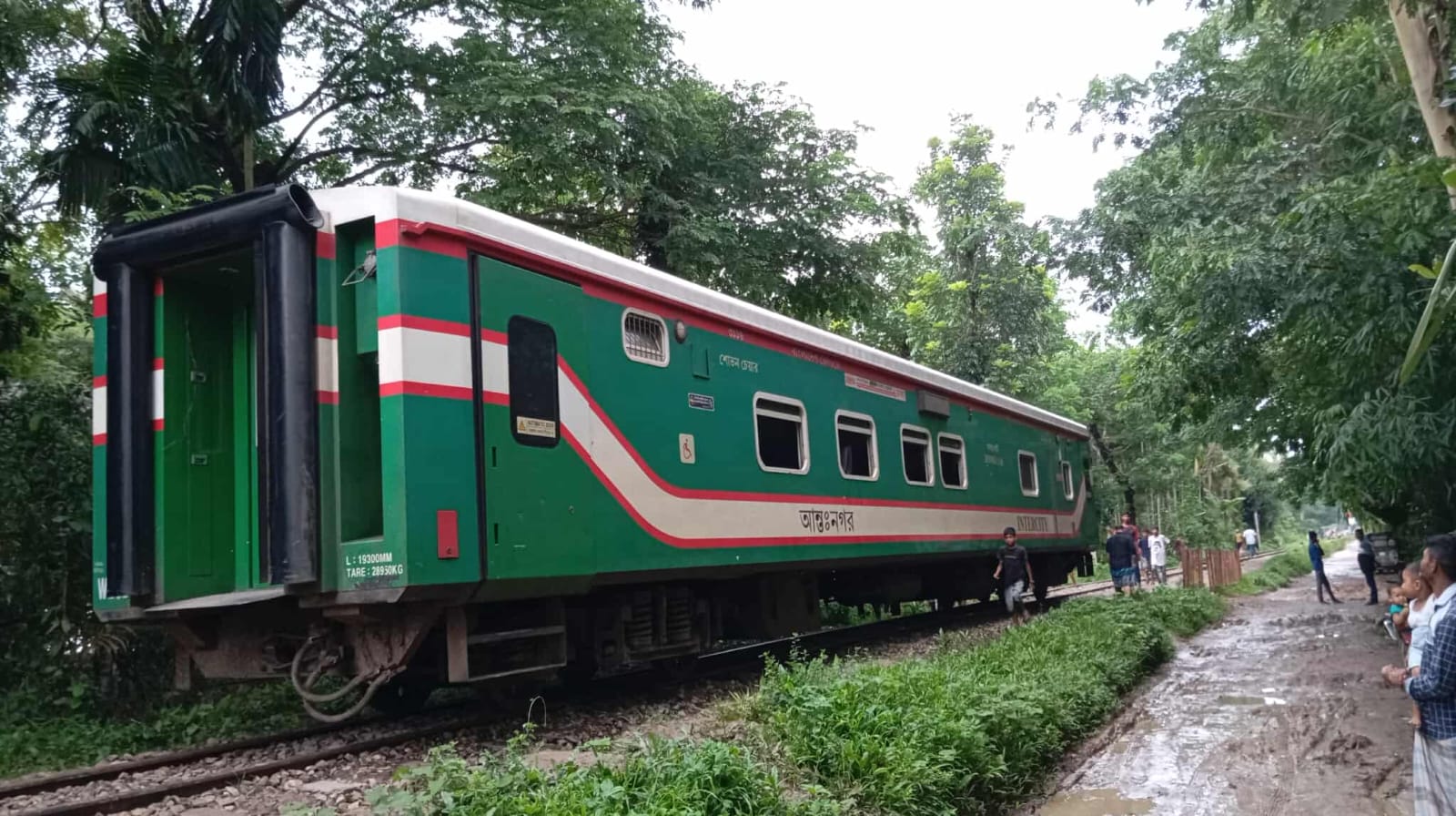 বগি বিচ্ছিন্ন হয়ে রেললাইন ব্লক, চট্টগ্রাম-কক্সবাজার রুটে ট্রেন বন্ধ