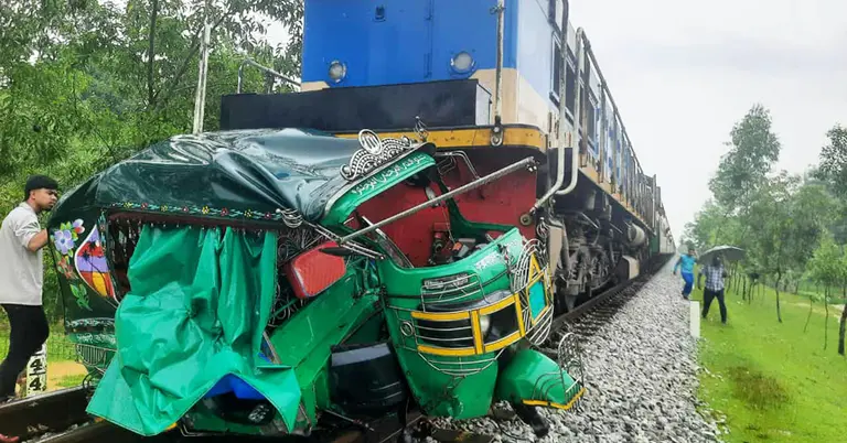 রামুতে ট্রেনের ধাক্কায় সিএনজির ৪ যাত্রী নিহত