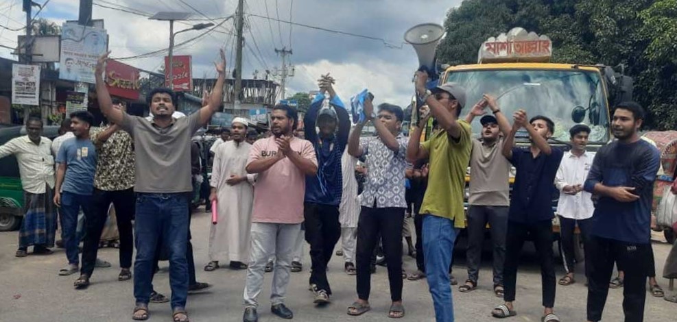 ফটিকছড়িতে স্বাস্থ্য ব্যবস্থার সংস্কারের দাবিতে চট্টগ্রাম-খাগড়াছড়ি মহাসড়ক অবরোধ