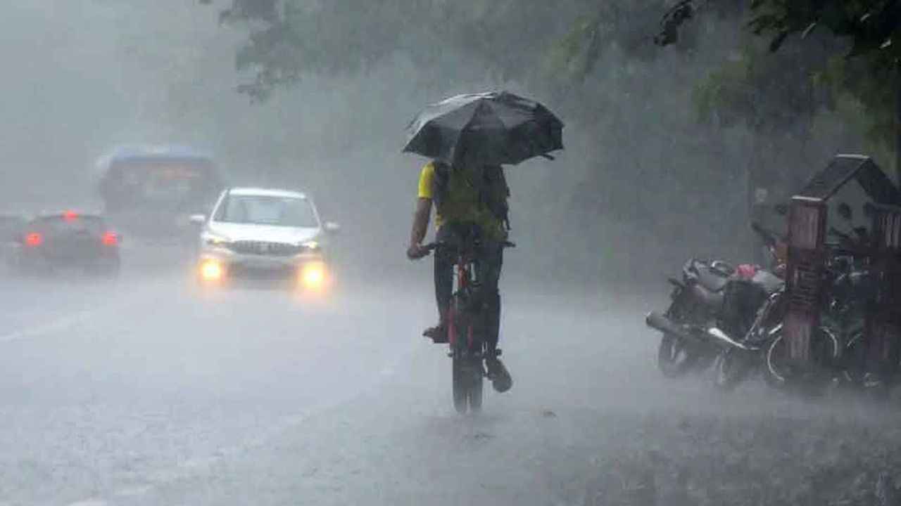 চট্টগ্রামসহ চার বিভাগে অতি ভারী বৃষ্টির সতর্কতা, পাহাড়ধসের আশঙ্কা