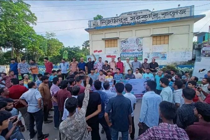 মিরসরাইয়ে নিজামপুরে যুবদল নেতাকর্মীর উপর হামলার প্রতিবাদে বিক্ষোভ 