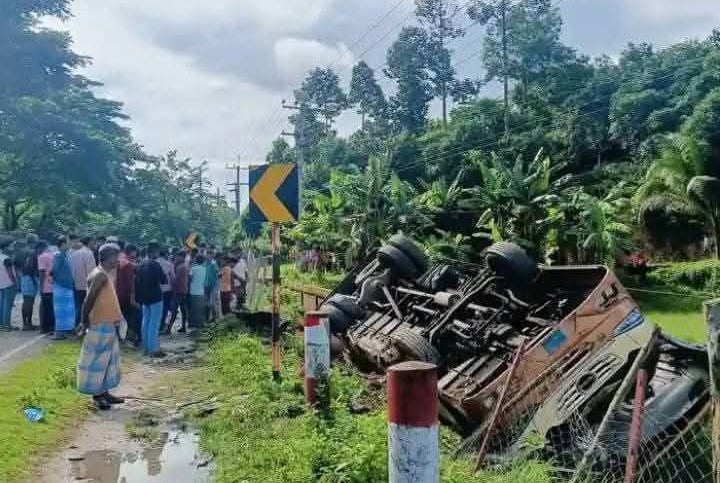 কক্সবাজারের রামুতে বাস-কাভার্ডভ্যান সংঘর্ষে নিহত ৩, আহত ৭