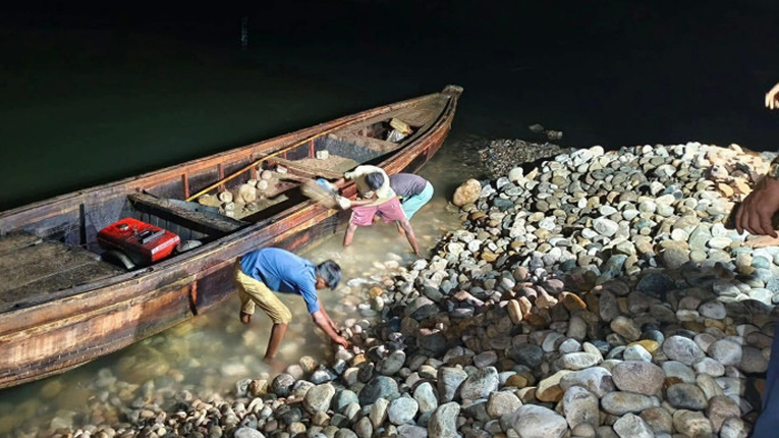 যৌথবাহিনীর রাতভর তৎপরতায় সাদাপাথরে ফিরল ১২ হাজার ঘনফুট পাথর