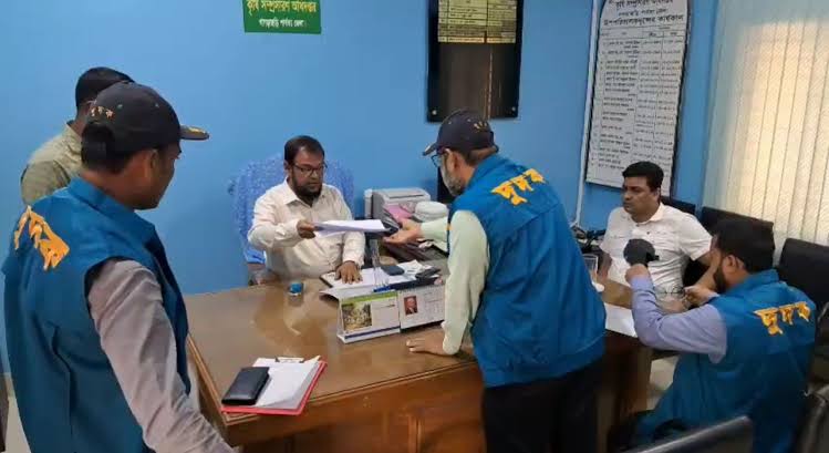 খাগড়াছড়ি জেলা কৃষি সম্প্রসারণ অধিদপ্তরে দুদকের অভিযান