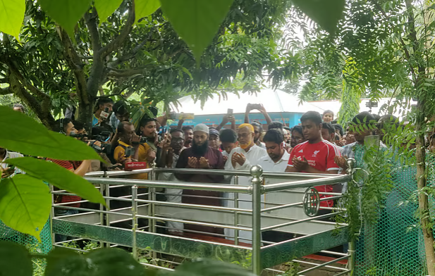 আবরার ফাহাদের কবর জিয়ারত করলেন এনসিপির শীর্ষ নেতারা