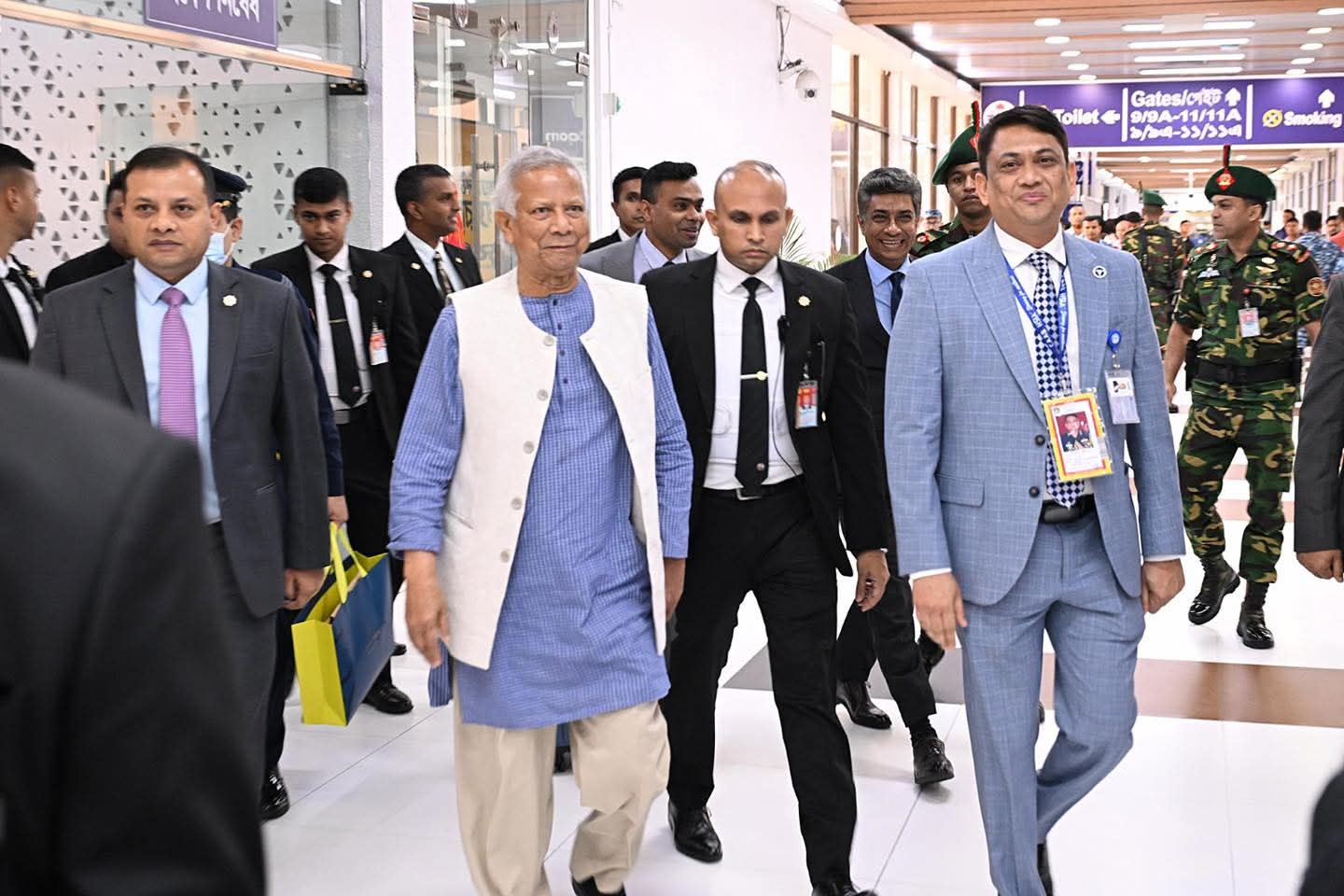 চার দিনের সরকারি সফর শেষে দেশে ফিরেছেন প্রধান উপদেষ্টা অধ্যাপক ইউনূস