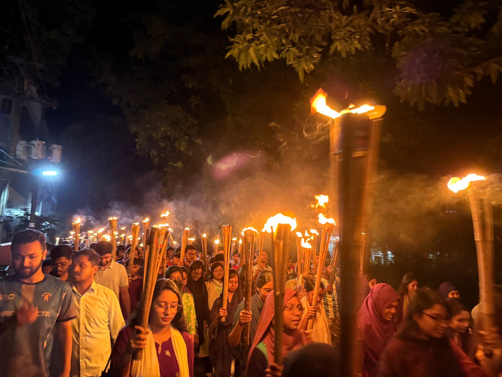 শিক্ষার্থীদের উপর হামলা ও ধর্ষণের হুমকির প্রতিবাদে চুয়েটে মশাল মিছিল