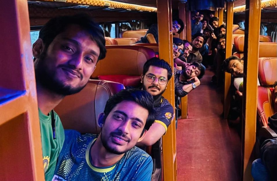 চুয়েট শিক্ষার্থীদের বাধা পেরিয়ে ‘লং মার্চ টু ঢাকা’ অংশগ্রহণ