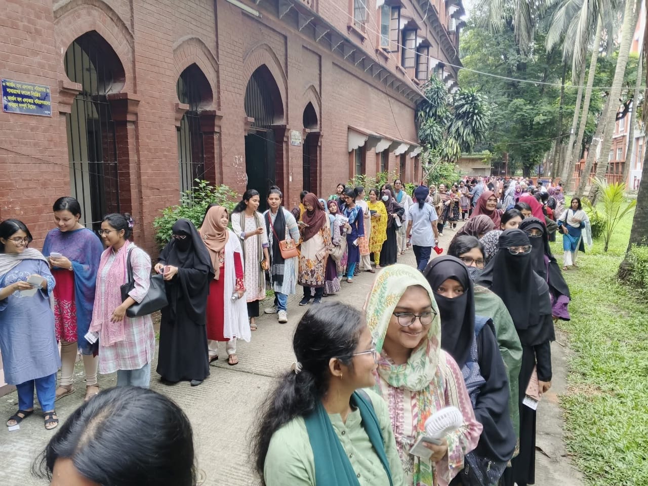 রেকর্ডসংখ্যক ভোটারের উপস্থিতিতে উৎসবমুখর পরিবেশে চলছে ডাকসু নির্বাচনের ভোটগ্রহণ