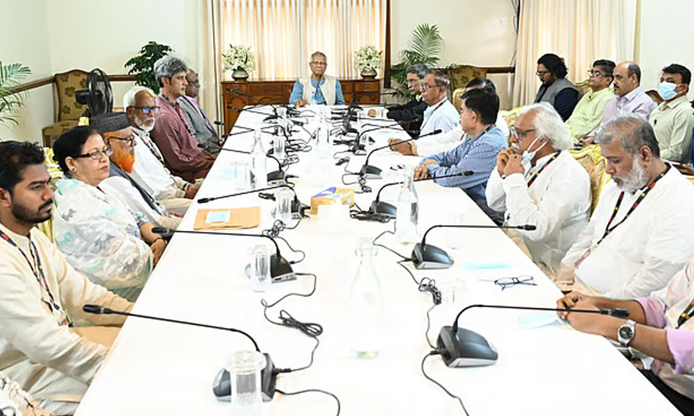 ১৩ রাজনৈতিক দল-জোটের সঙ্গে প্রধান উপদেষ্টার বৈঠক