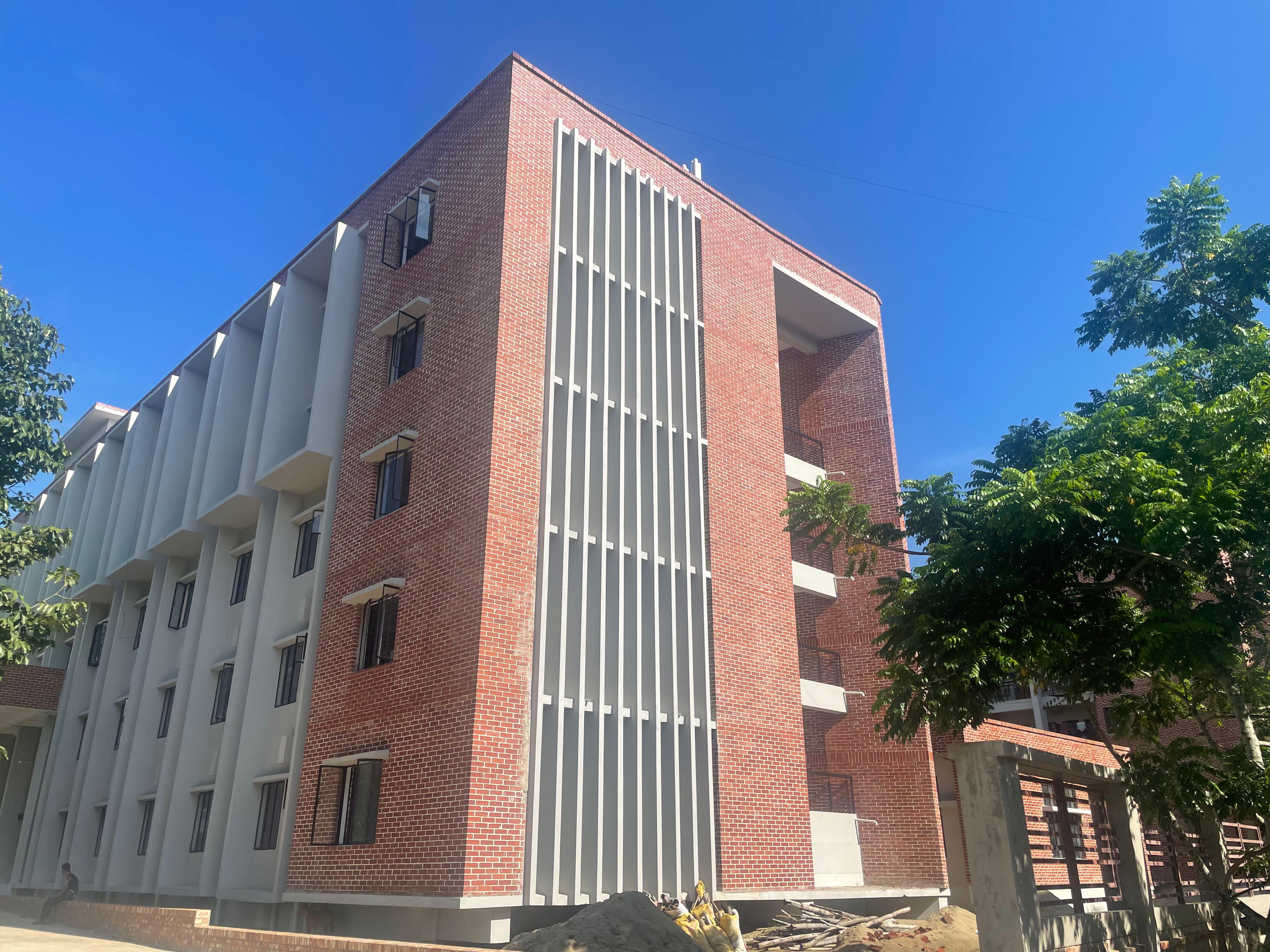 হল চালু হওয়ার দেড় মাস পরেও খাবার পানি সংকটসহ নানা সমস্যায় চুয়েটের মুক্তিযোদ্ধা হলের শিক্ষার্থীরা 