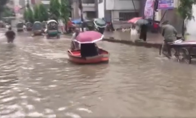 রাতের বৃষ্টিতে ডুবল নগরী, চরম ভোগান্তিতে নগরবাসী