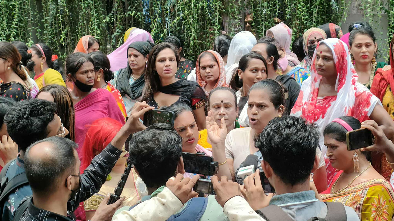 বিমান দুর্ঘটনায় দগ্ধ শিশুদের জন্য রক্ত দিতে বার্ন ইনস্টিটিউটে হাজির তৃতীয় লিঙ্গের শতাধিক মানুষ