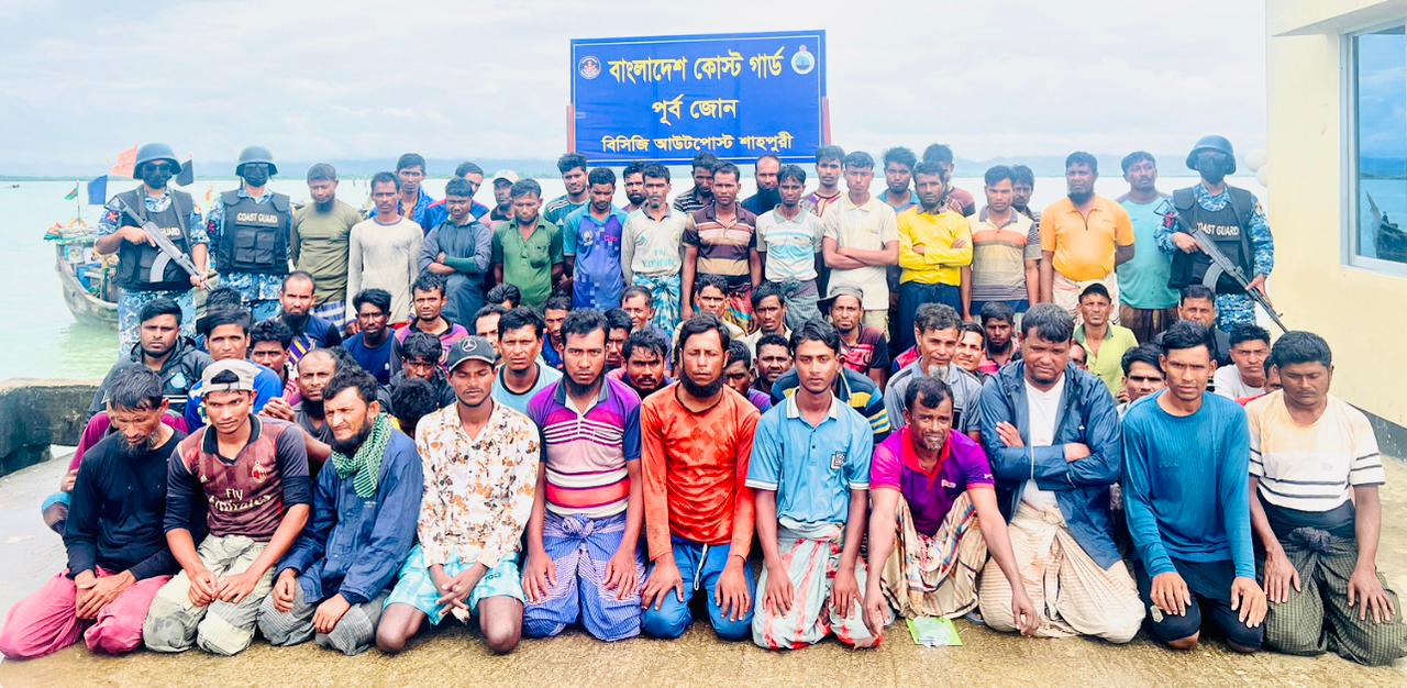 টেকনাফে সীমান্ত লঙ্ঘন: ১৯টি ফিশিং বোটসহ ১২২ জেলে আটক 