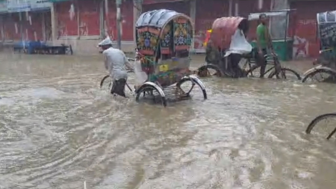 সকালের ভারী বৃষ্টিতে চট্টগ্রামে জলাবদ্ধতা, দুর্ভোগে জনজীবন