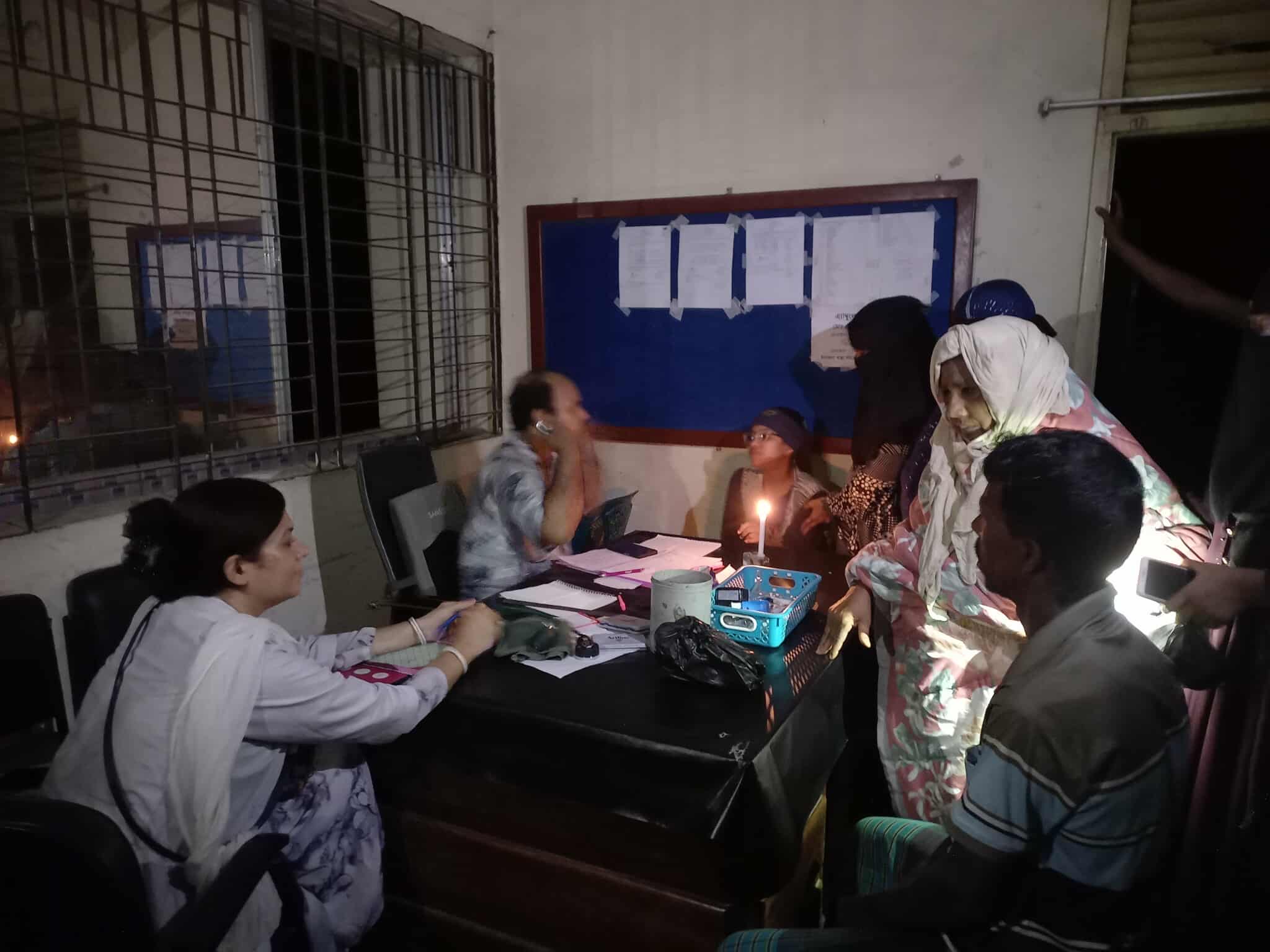 রাঙ্গুনিয়ায় বিদ্যুৎ বিভ্রাট, উপজেলা স্বাস্থ্য কমপ্লেক্সে মোবাইল ও মোমবাতির আলোয় চলছে চিকিৎসা 