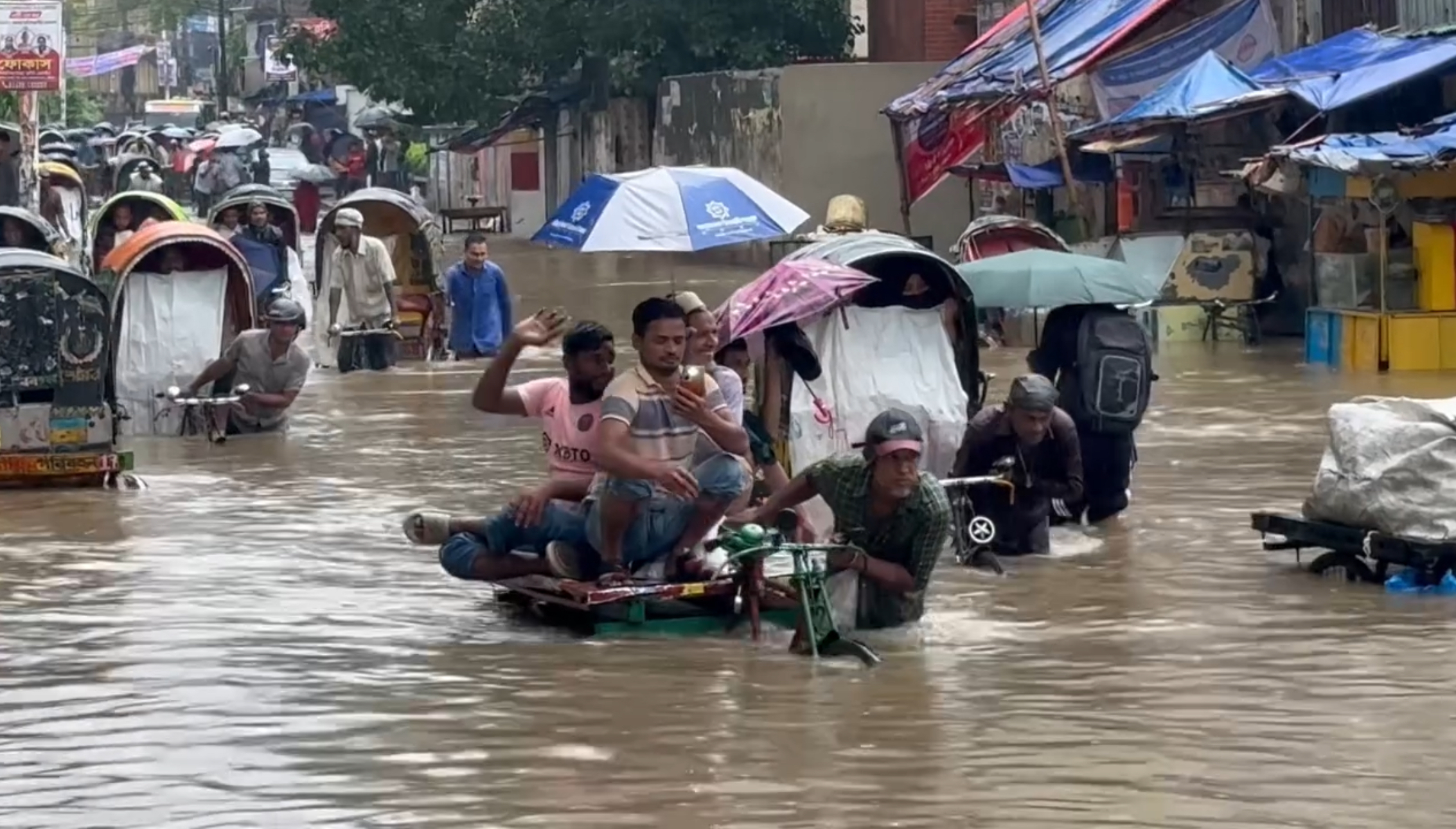 চট্টগ্রামে মৌসুমি বৃষ্টিতে জলাবদ্ধতা-ভোগান্তি