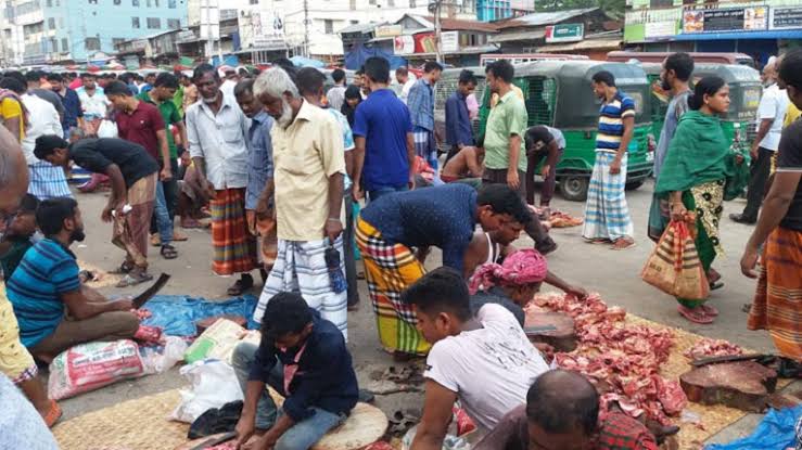 নগরে জমে উঠেছে ‘অস্থায়ী মাংসের হাট’ — দরিদ্রের বিক্রি, নিম্ন মধ্যবিত্তের ভরসা