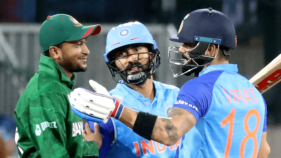 কোহলি কি আম্পায়ারদের চাপে রাখেন?