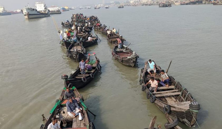 দুই শতাধিক সাম্পান মাঝির অনশন শুরু