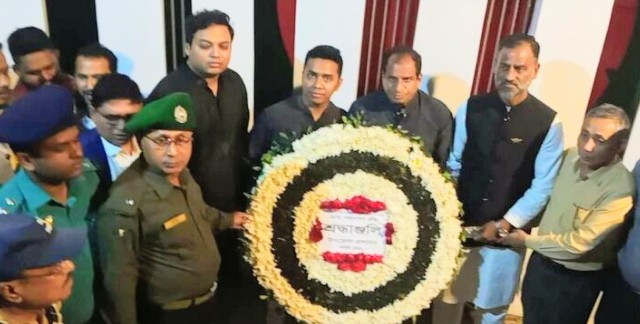 শহীদ বেদীতে কর্ণফুলীবাসীর শ্রদ্ধা