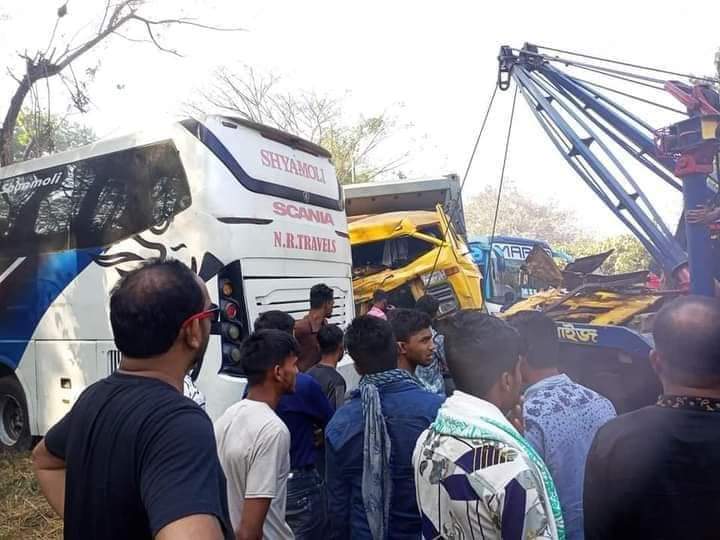 লোহাগাড়ায় এসি বাস- কাভার্ডভ্যানের মুখোমুখি সংঘর্ষে চালক গুরুত্বর আহত