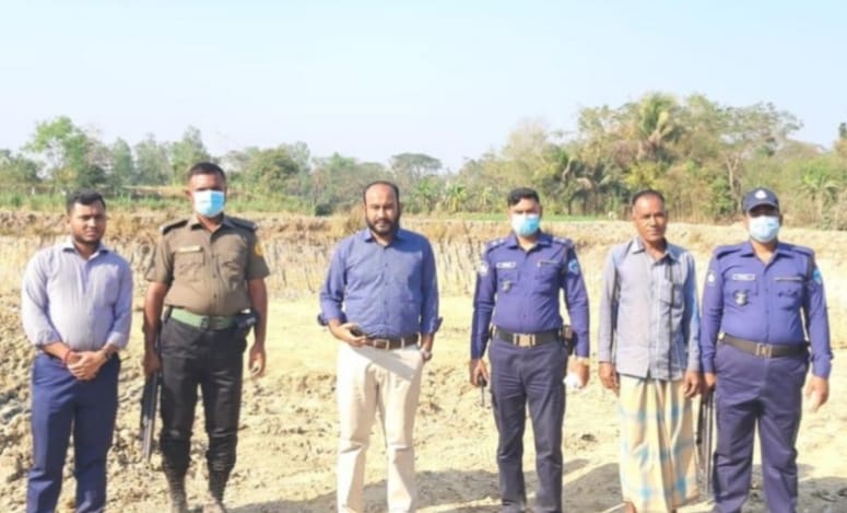 চন্দনাইশে টপসয়েল কাটায় ৮০ হাজার টাকা জরিমানা 