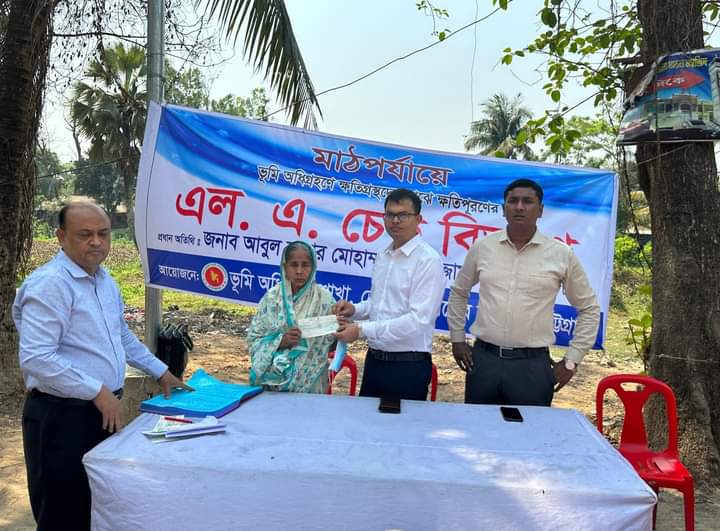 দেড় কোটি টাকার ক্ষতিপূরণের চেক বিতরণ মিরসরাইয়ে