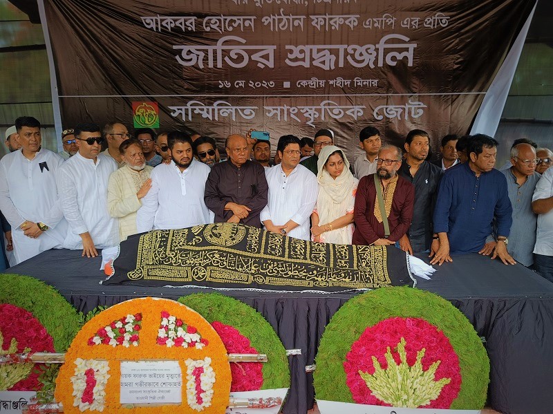 শহীদ মিনারে সর্বস্তরের মানুষের ফুলেল শ্রদ্ধায় সিক্ত নায়ক ফারুক