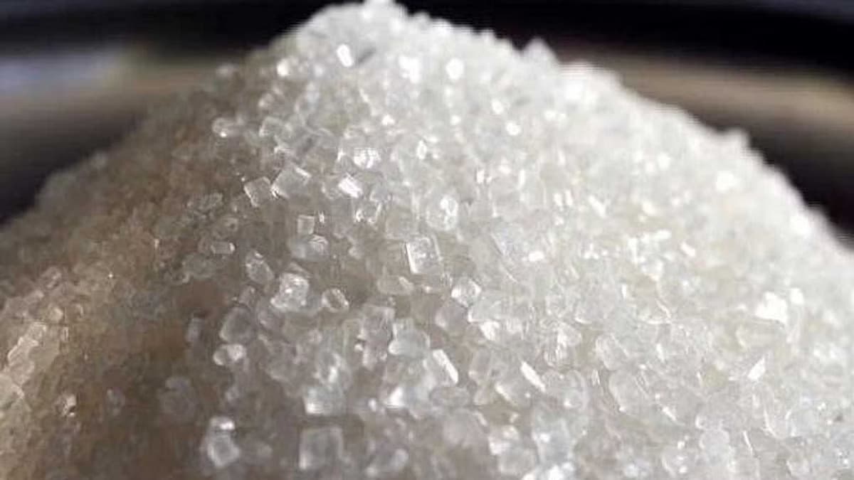 সরকারী নির্দেশনার তোয়াক্কা না করে আবারও চিনির দাম বাড়ানোর ফন্দি ব্যবসায়ীদের
