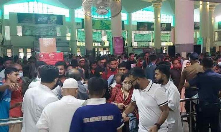 বাস-ট্রেনে ঘরমুখো মানুষের ভিড় চট্টগ্রামে