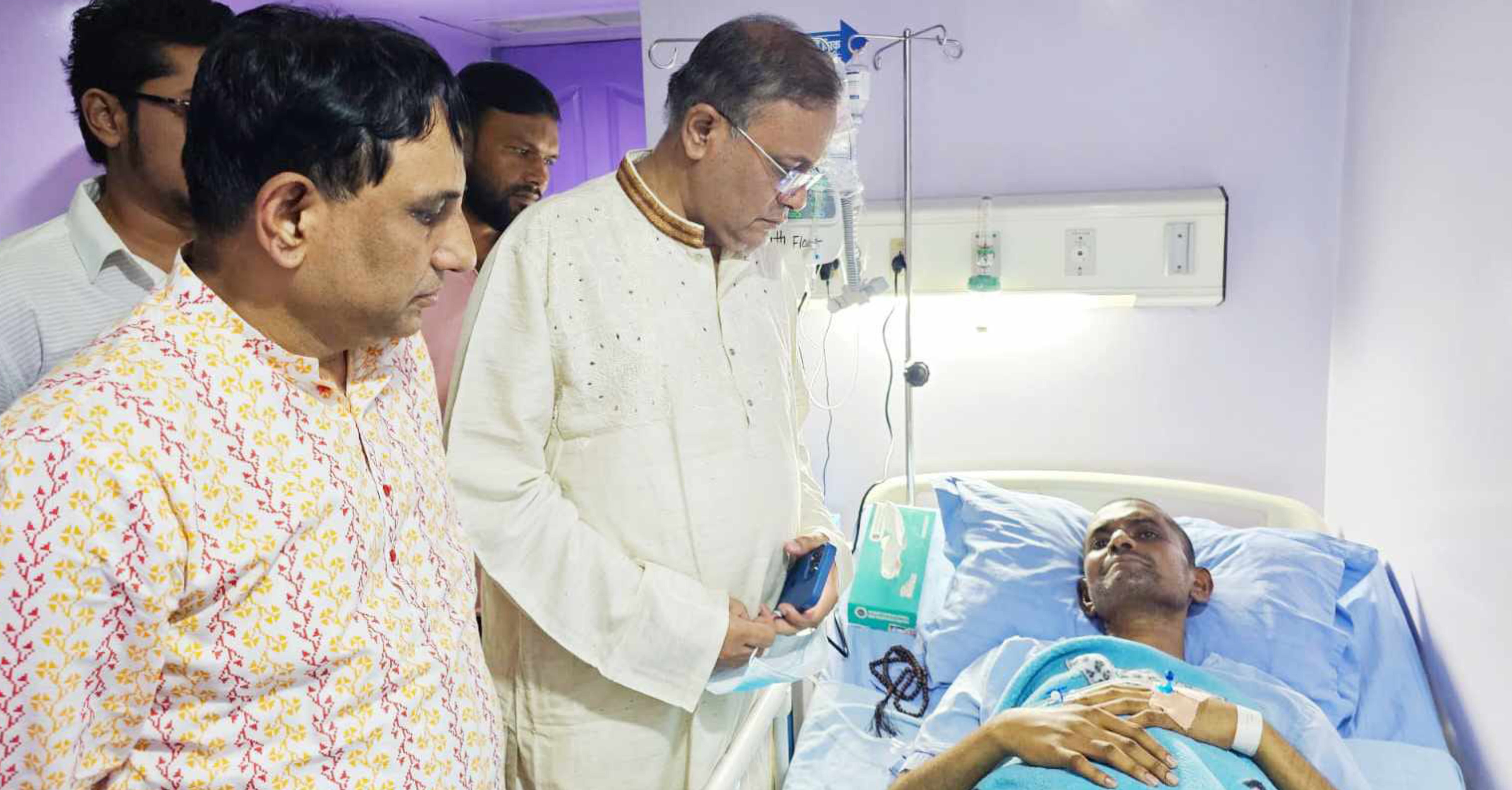 একুশে পত্রিকা সম্পাদক আজাদ তালুকদারের শয্যা পাশে তথ্যমন্ত্রী, সুস্থতা কামনা  