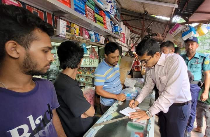 চমেক -এ ওষুধের দোকানে জেলা প্রশাসনের অভিযান, ২ লাখ টাকার ওষুধ জব্দ , জরিমানা 