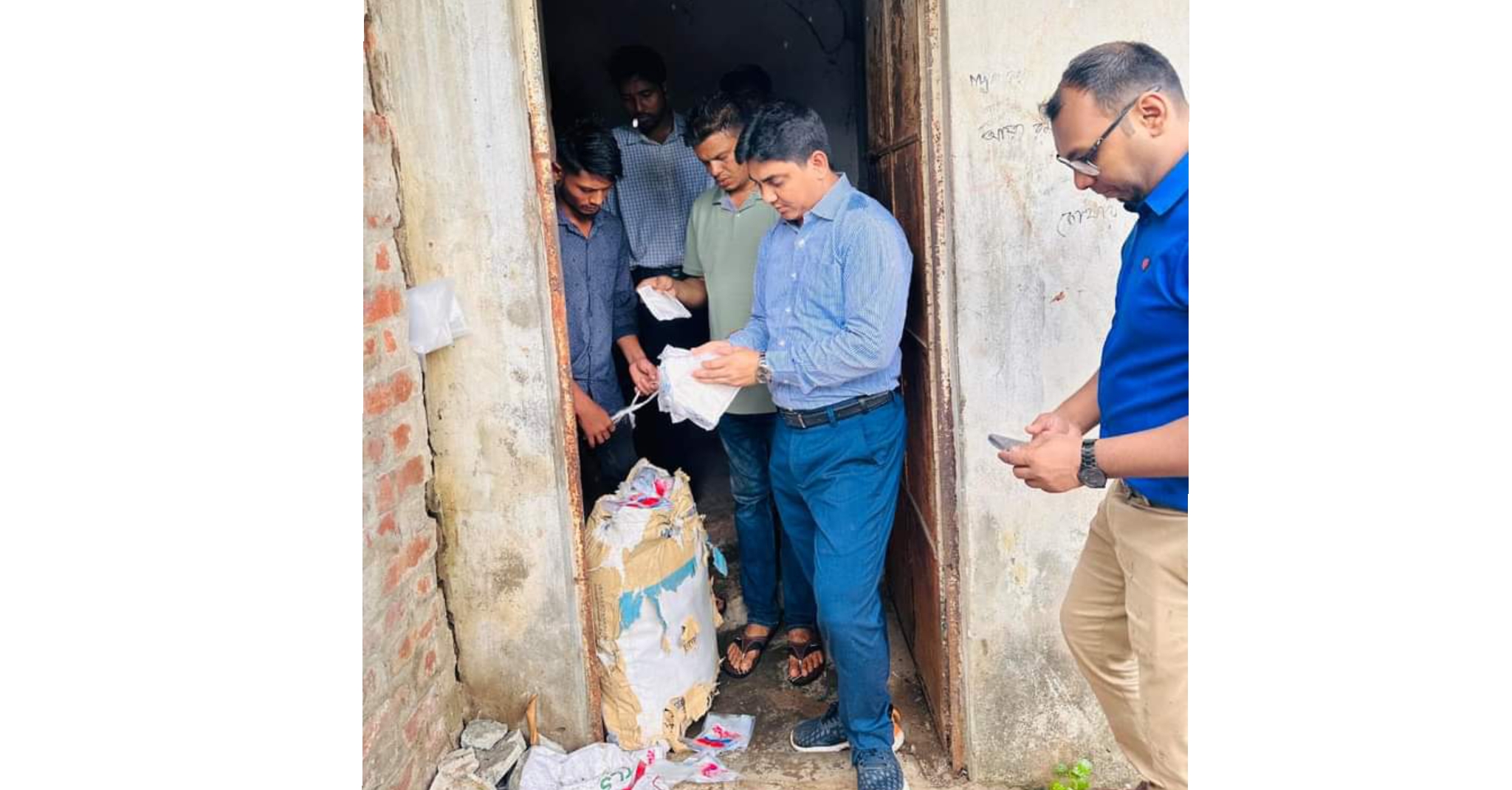 চট্টগ্রাম জেলা প্রশাসনে পলিথিন বিরোধী অভিযানে গোডাউন সিল গালা 