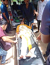 চলন্ত মাইক্রোবাসের ধাক্কায় আহত শিশু