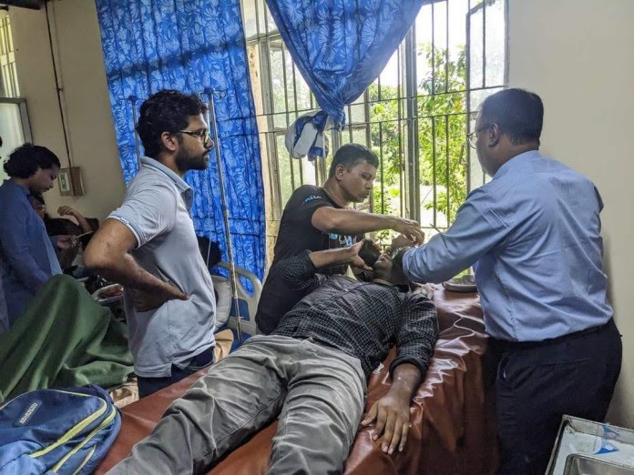 সংবাদ প্রকাশ করায় সাংবাদিককে মারধর
