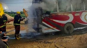 পুড়ে গেছে কর্ণফুলীর গোটা বাসটিই