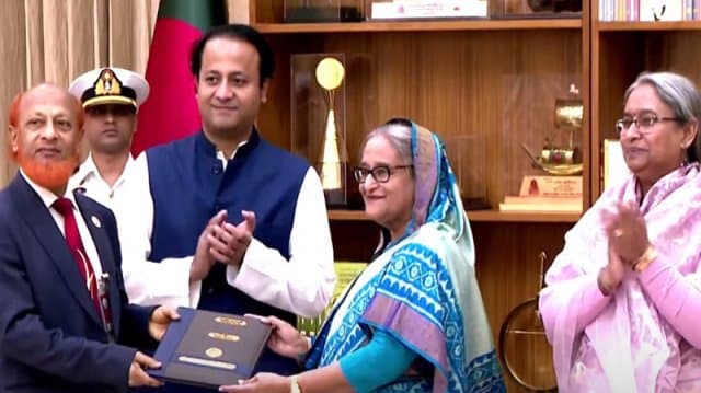 প্রধানমন্ত্রীর কাছে এইচএসসি’র ফলাফল হস্তান্তর করা হয়েছে